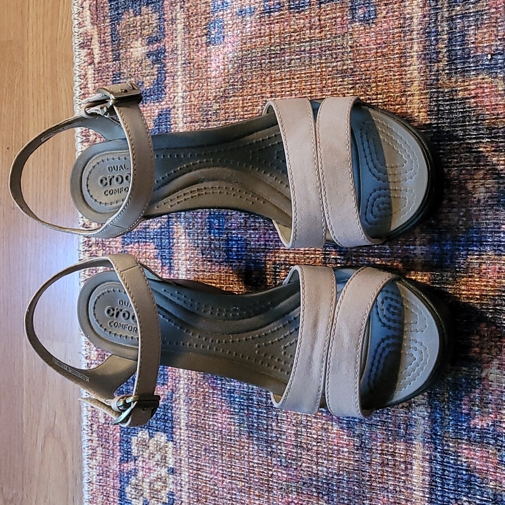 Croc wedge